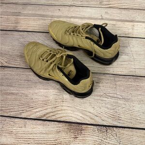 Nike Air Max Plus Kids Sneakers in Gold and Black